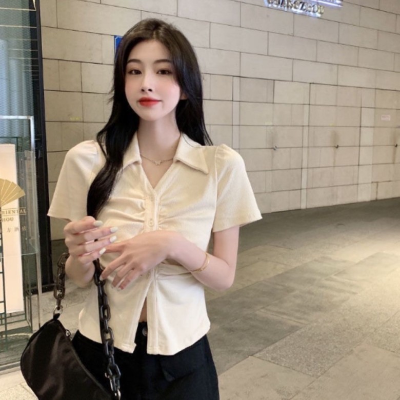 Áo Polo Sơ Mi Cách Điệu Xẻ Dưới Hai Màu Siêu Cá Tính: màu sắc basic dễ dàng phối đồ, áo có hơn 1k1 đánh giá 5 sao và hơn 4k lượt bán đi trên Shopee.