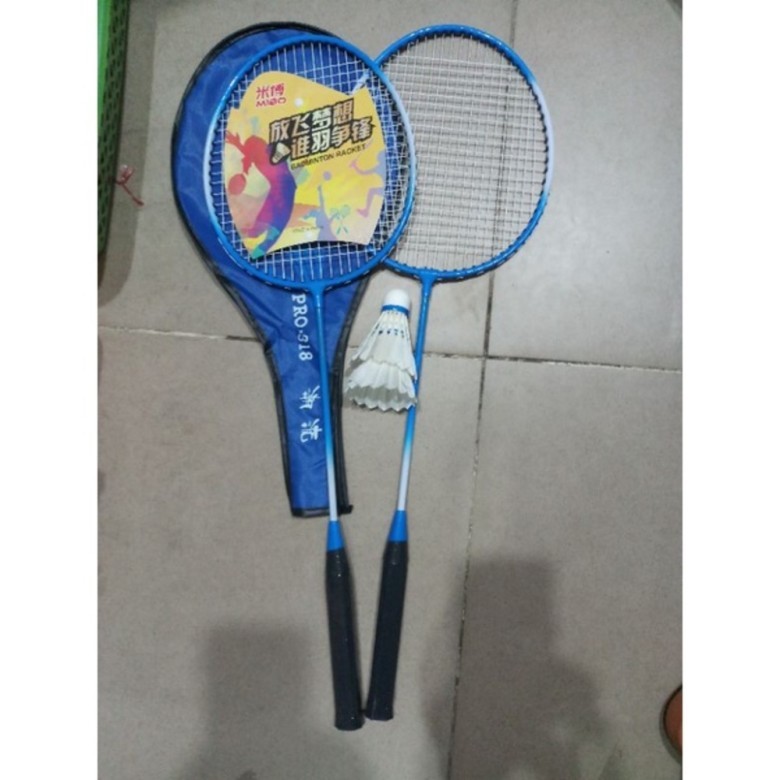 Vợt cầu lông cho người tập đánh, tặng kèm 2 quả cầu với hơn 1k lượt bán trên Shopee.